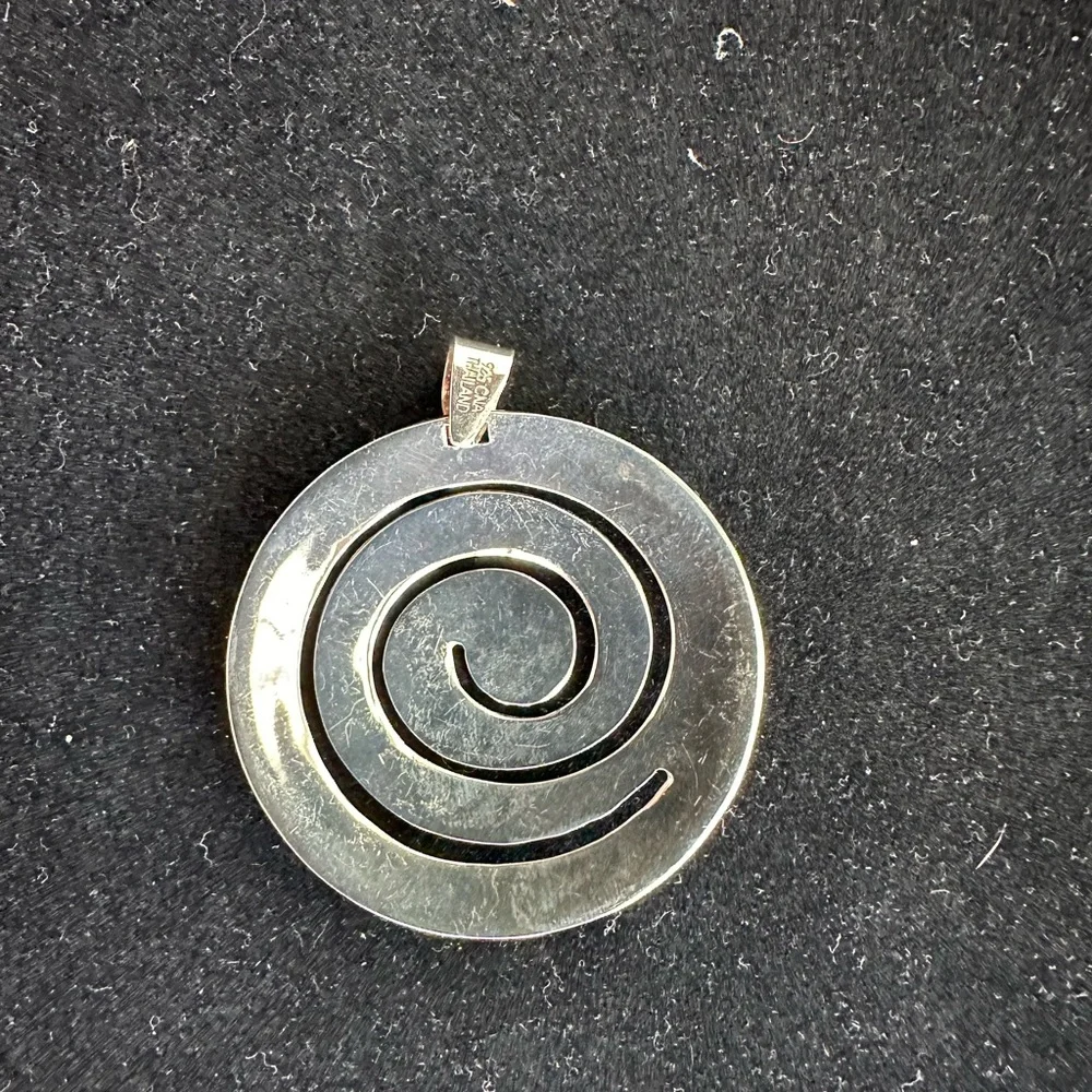 Sterling silver swirl medallion pendant - Picture 2 of 4